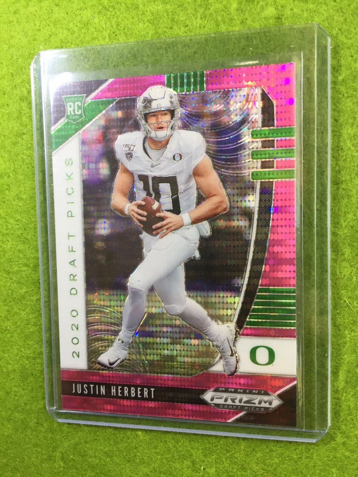 JUSTIN HERBERT PINK PULSAR PRIZM ROOKIE CARD JERSEY #10 Oregon Ducks 2020 Prizm